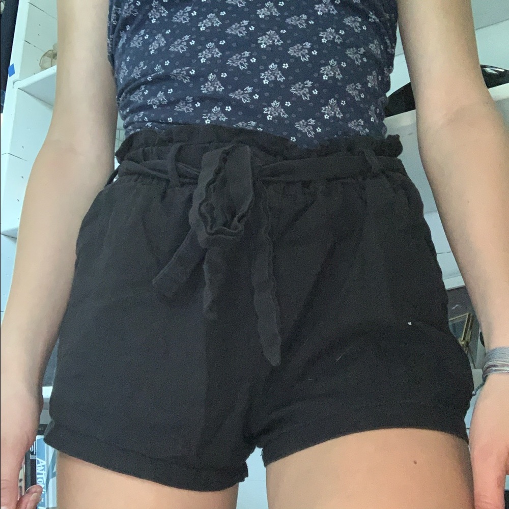 Black shorts w/ tie belt - Picture 2 of 3